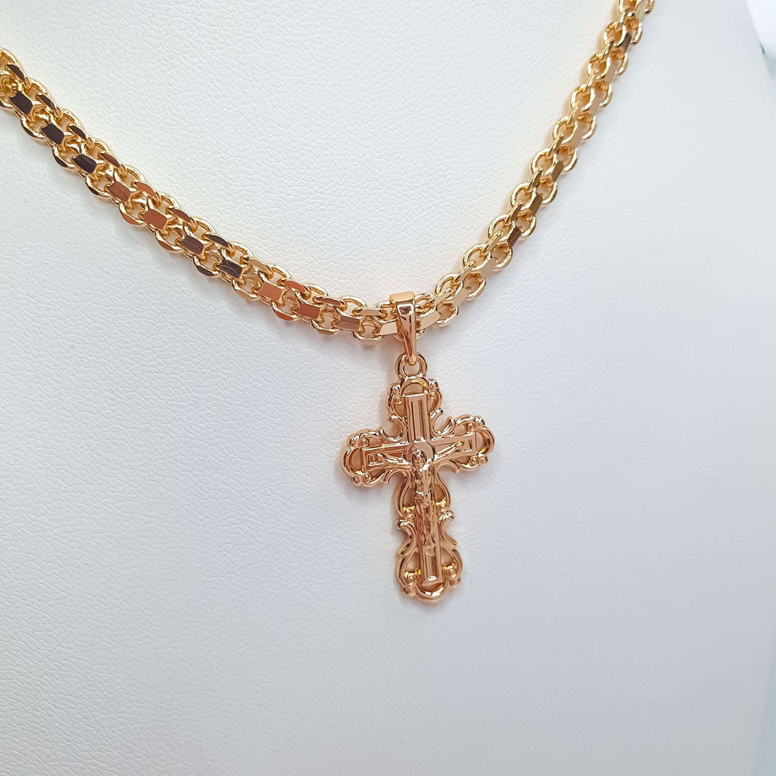 Ornamentēts pareizticīgo krustiņš ar zelta pārklājumu, piekārts pie biezas posmu ķēdītes